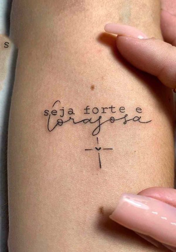 Seja forte e corajoso - Tattoo Cristã Feminina