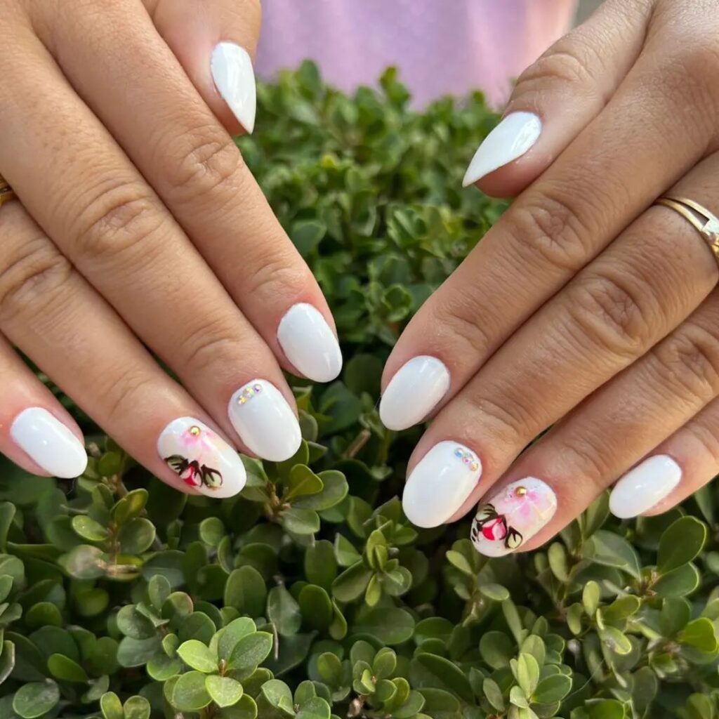 Foto de unha branca decorada curta